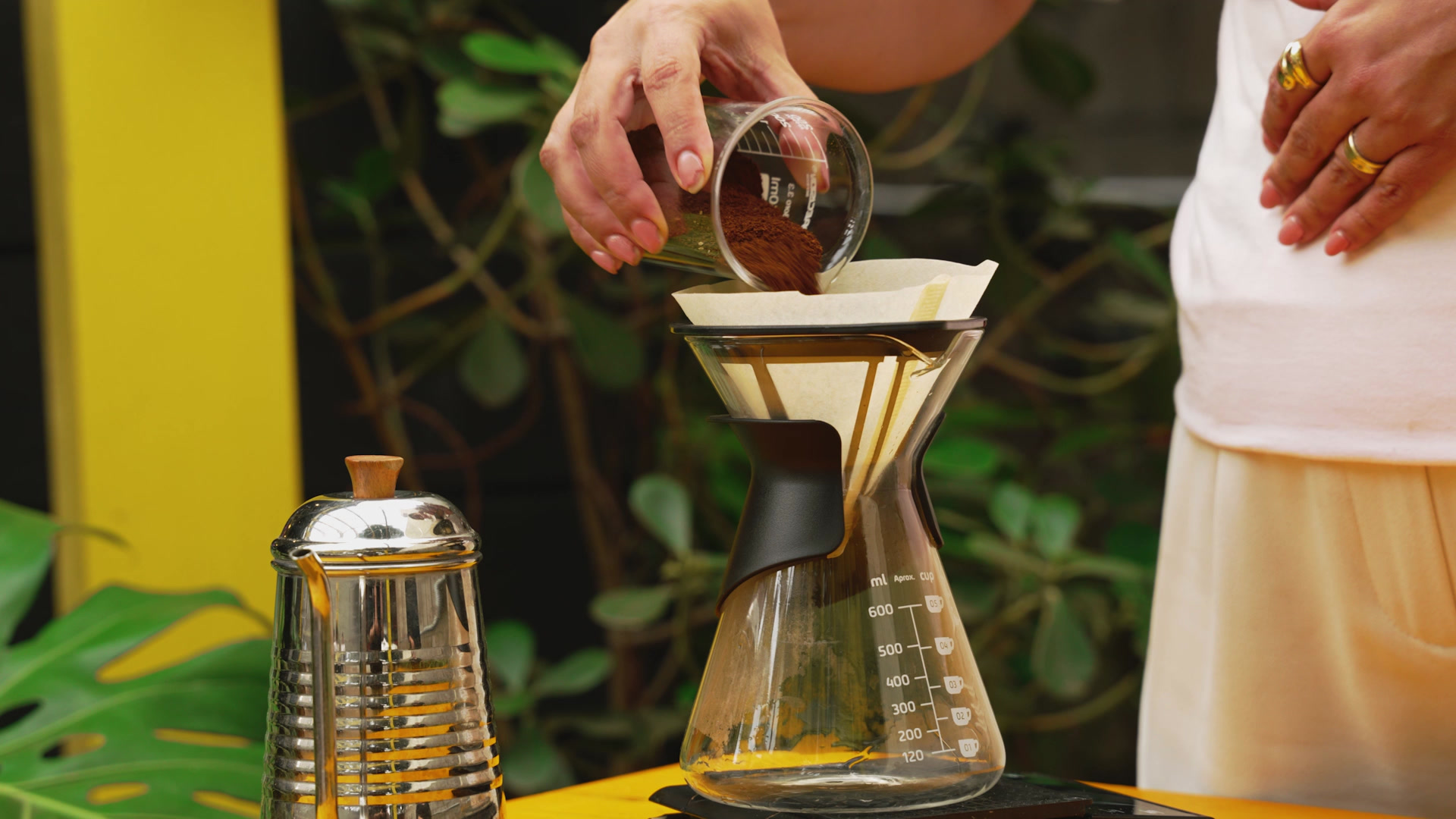 Barista preparando café coado em um Chemex